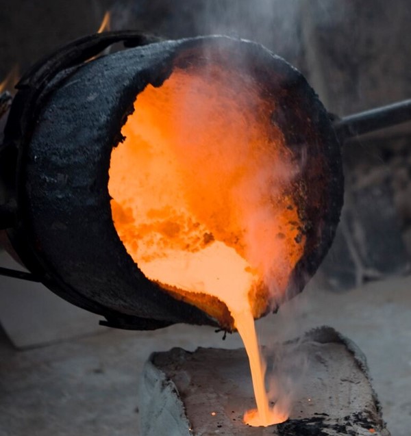 Pyrometallurgical applications of castable refractories