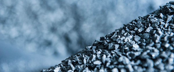冶金硅通常以 0-100 毫米的尺寸生产，但对于大多数应用，需要进一步降低颗粒尺寸。